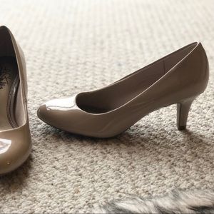 NWOT Life Stride Nude Heels/ Pumps